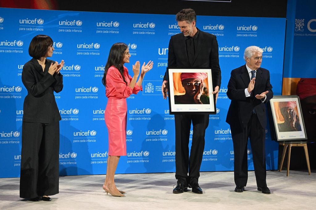 La reina Letizia entrega a Pau Gasol un premio de Unicef