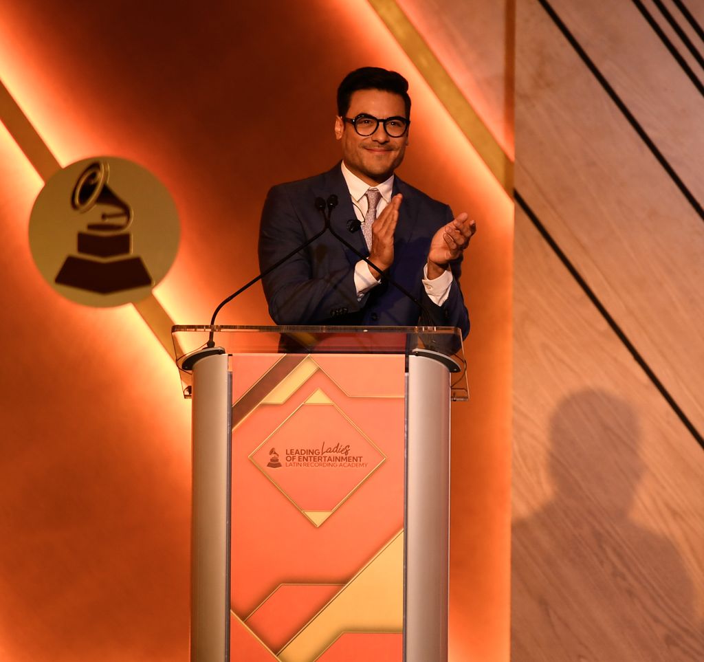 El cantantes se convirtió en el primer hombre en ser el host de la gana Leading Ladies donde reconoció cuatro décadas de música del grupo 'Pandora'.