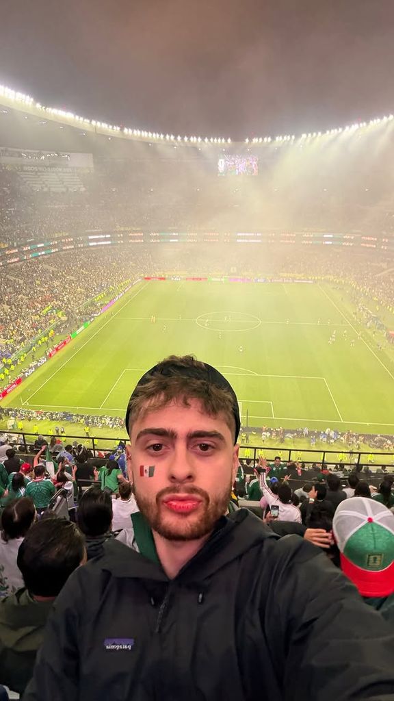 Nicolás Buenfil acudió al estadio a apoyar a México en su juego contra Inglaterra.