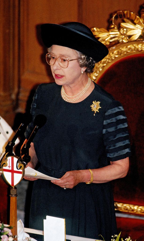 Isabel II HOLA PLUS