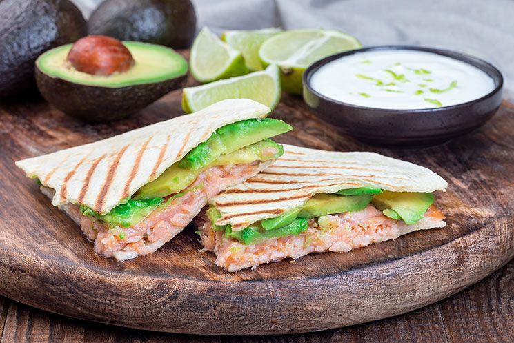 Quesadillas de salmón y aguacate con aderezo de yogur y lima