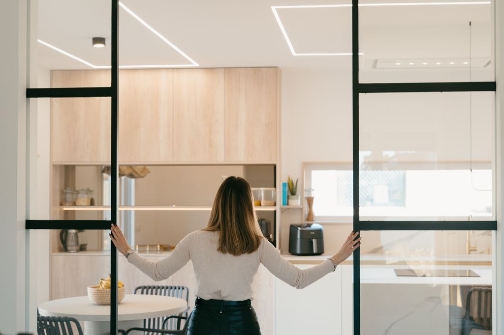 Cocina bien iluminada y con acceso mediante una puerta corredera amplia