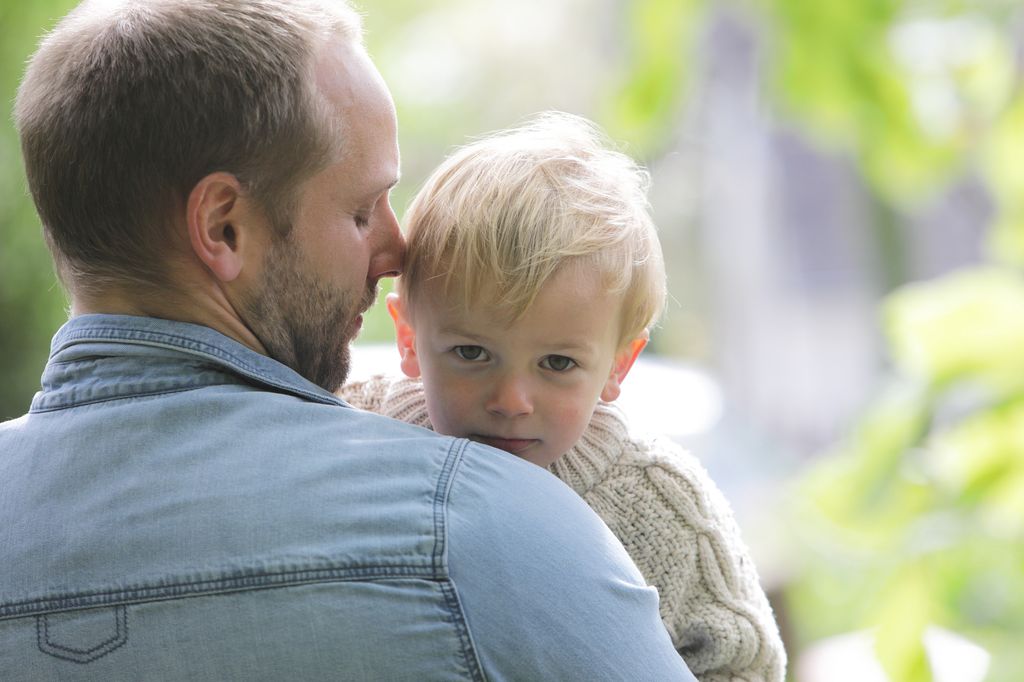 Padre con su hijo de alta sensibilidad en brazos