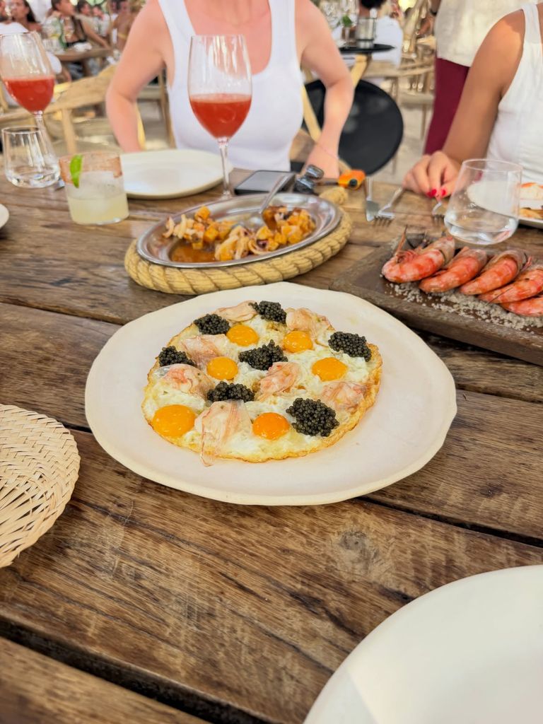 Huevos con cigalitas, panceta y caviar, una de las especialidades del restaurante de moda en Ibiza
