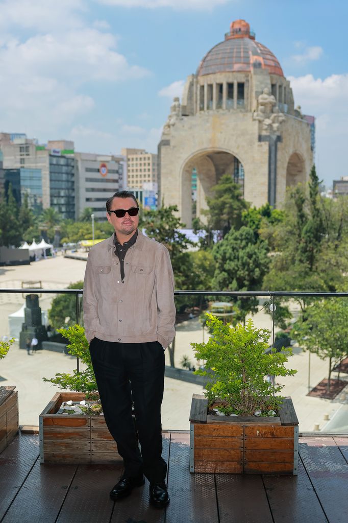  Leonardo DiCaprio posó frente al emblemático Monumento a la Revolución, en la Ciudad de México.