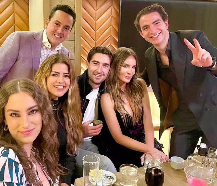 Belinda cenando con Gonzalo y sus amigos 