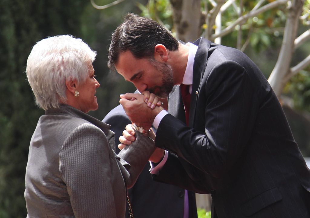 El rey Felipe, besa en la mano a la princesa Muna de Jordania en abril de 2011