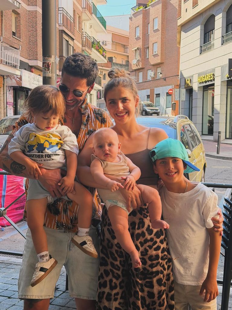 Matías Novoa y Michelle Renaud con sus hijos Milo, Milán y Marcelo.