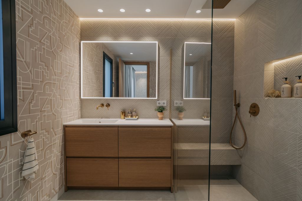 Baño con mueble de lavabo de madera