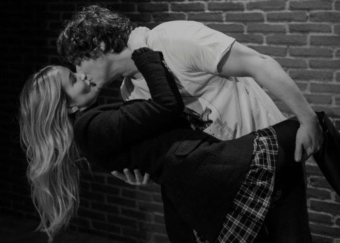 Rebecca Lima y Jordi Cruz dándose un beso 