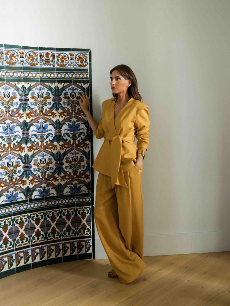 Lourdes Montes con el traje mostaza de su colección con Bimani.