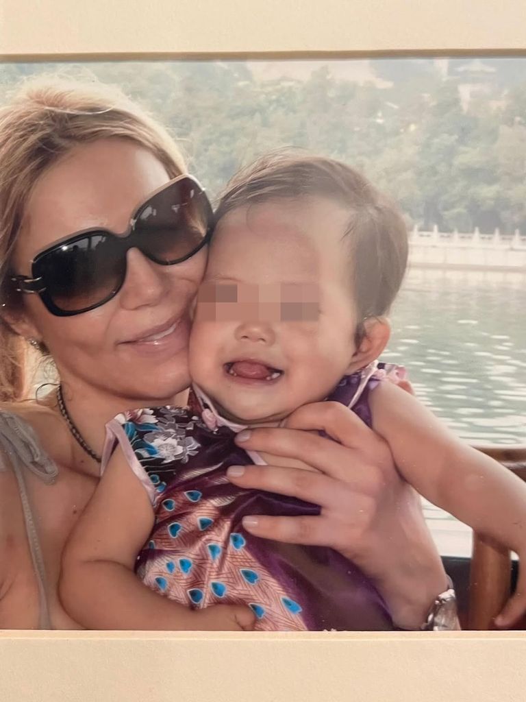 Alexia fue adoptada en China por Ingrid Asensio y Fernando Sanz en 2010, cumpliendo así uno de los grandes sueños del matrimonio