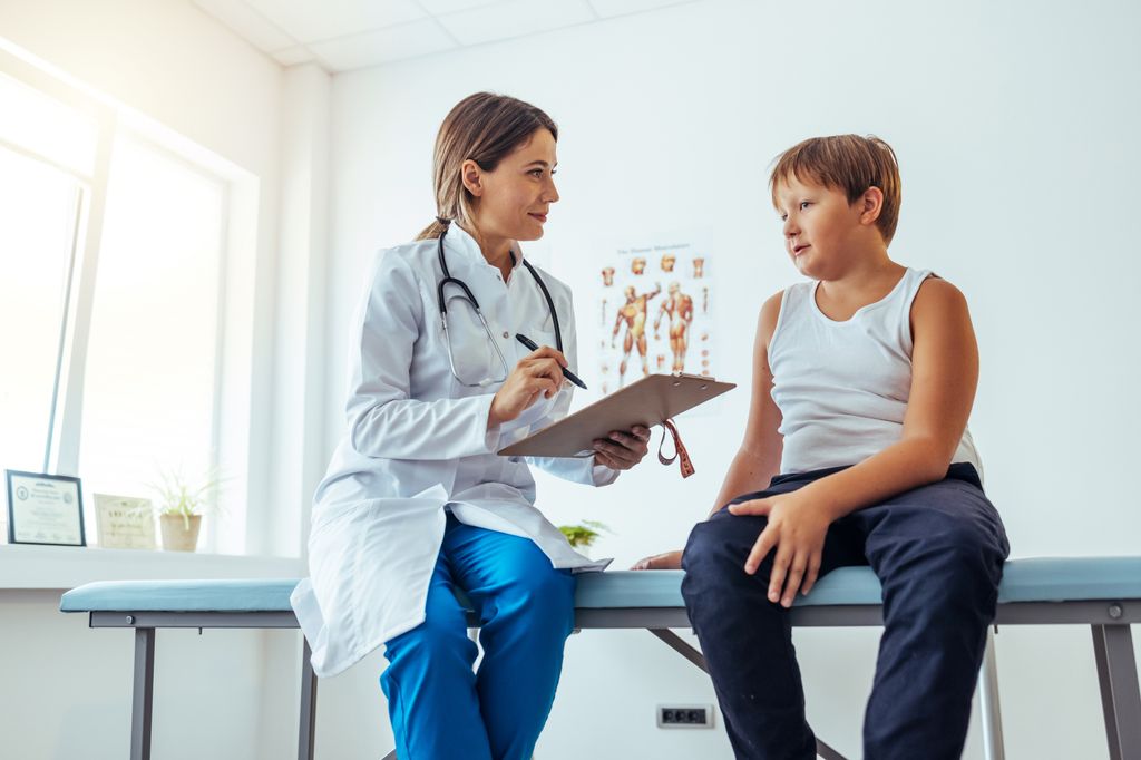 Niño con sobrepeso en consulta dietética