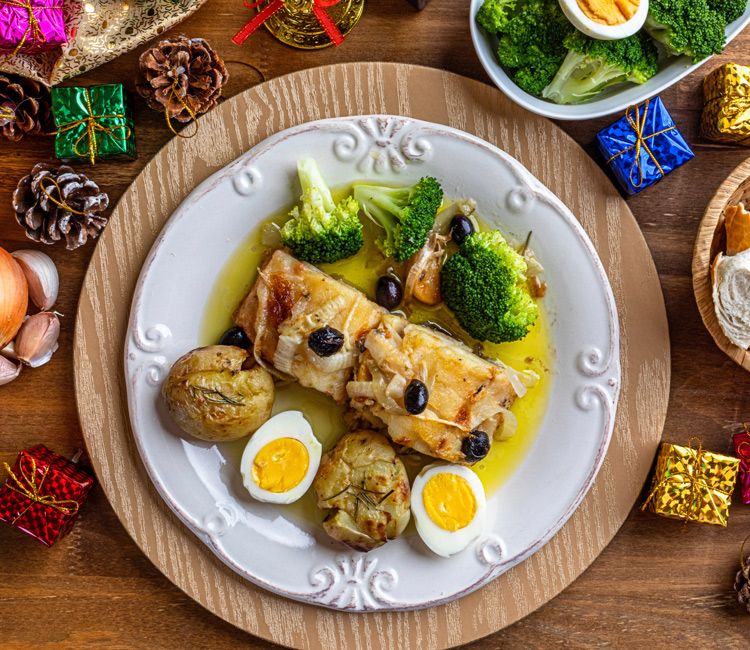 Plato de bacalao con huevo y brócoli
