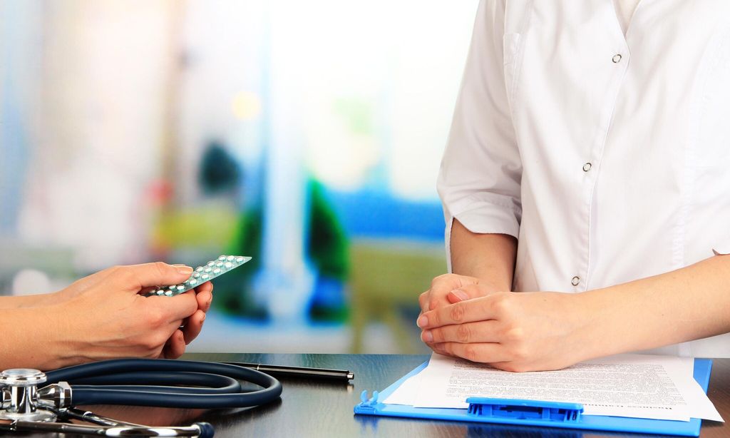 mujer en la consulta del ginec logo