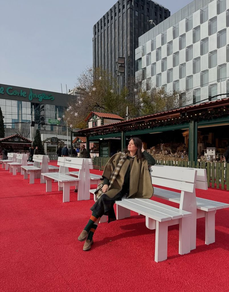 Isabelle Junot con look 'british' en un mercadillo navideño en Madrid.