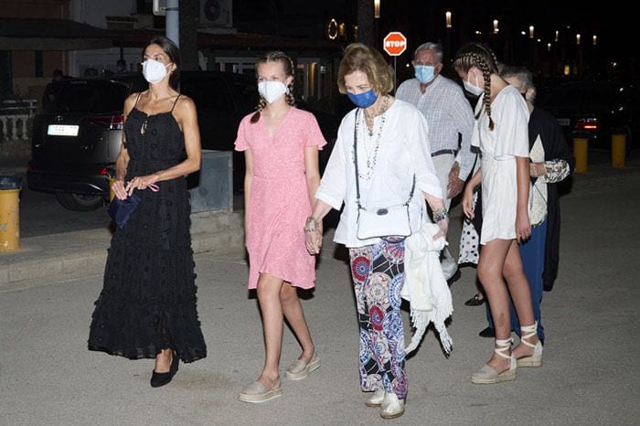 Los Reyes, sus hijas y doña Sofía disfrutan de una cena familiar en Palma con vistas al mar