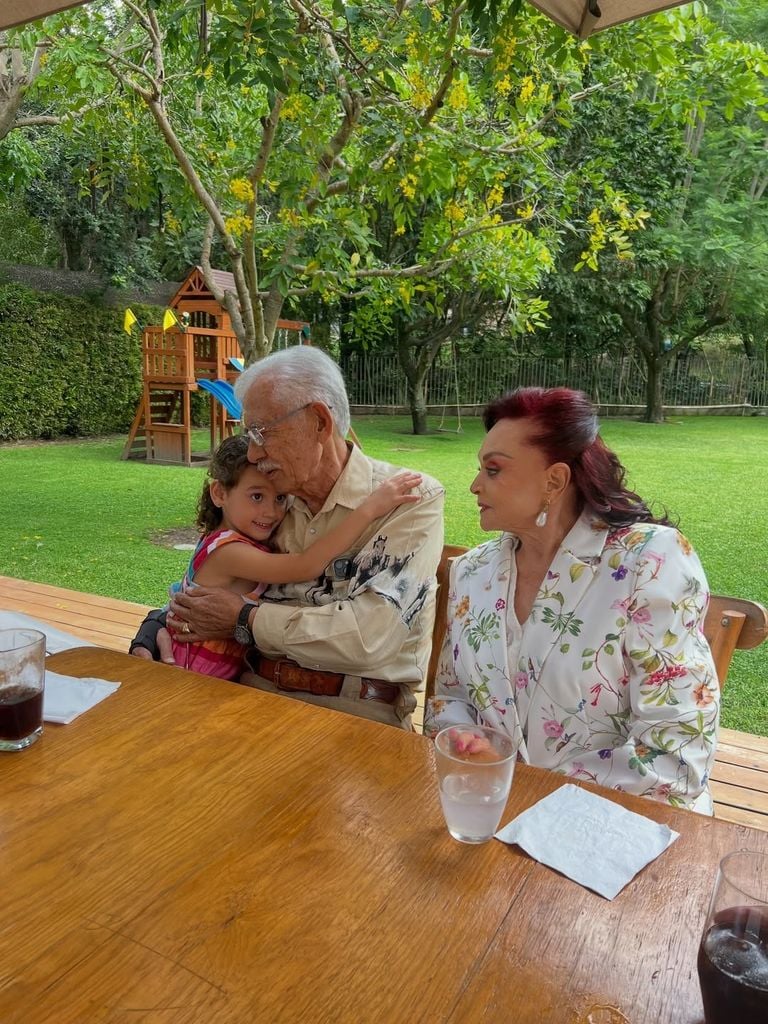 Cayetana, hija de Camila Fernández en brazos de sus bisabuelo.