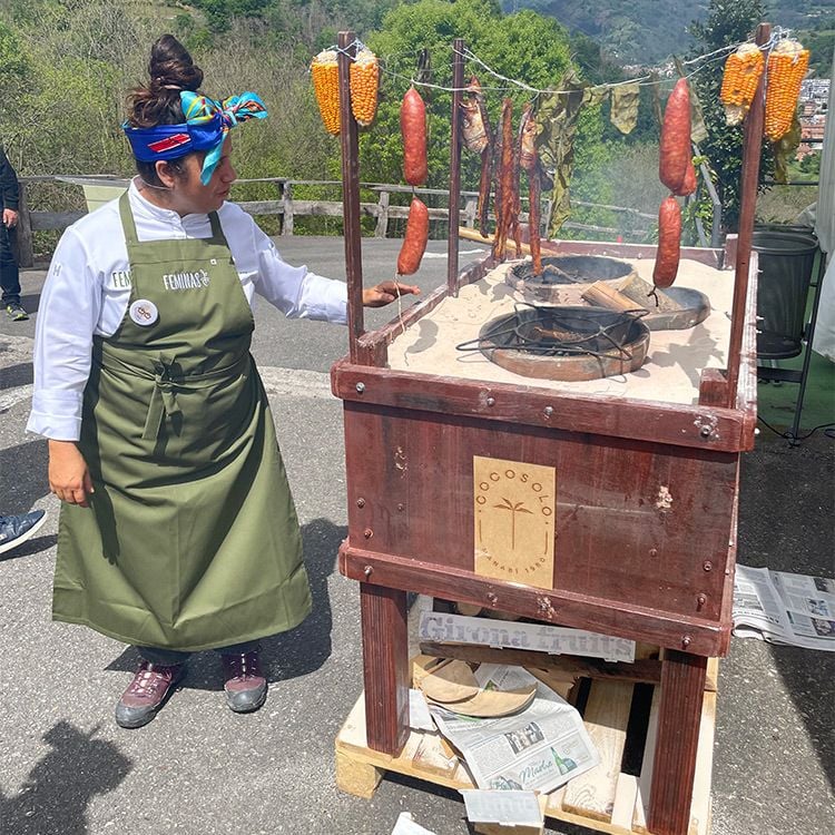Valentina Álvarez delante del horno marabita