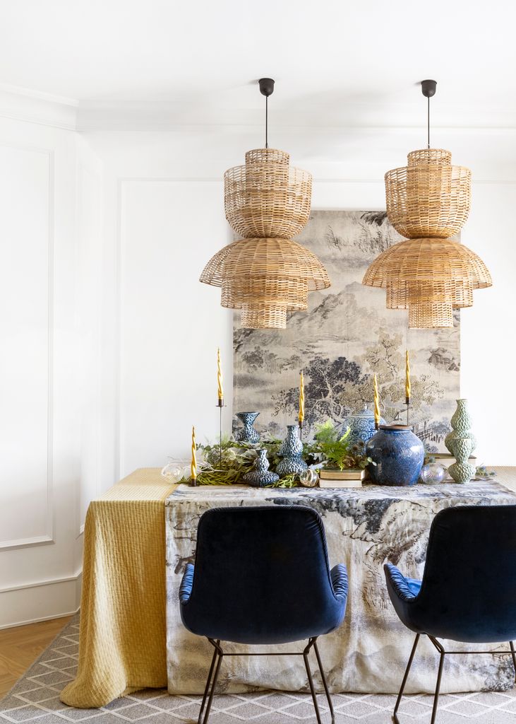 Decoración navideña maximalista en un comedor muy estiloso