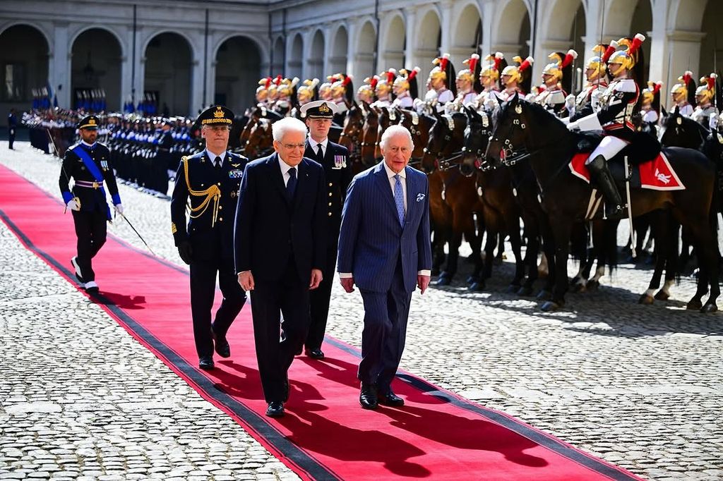 El rey Carlos III acompaña al Presidente Mattarella a la revisión de la Guardia