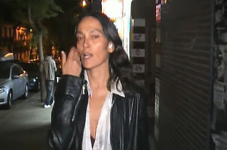 Un momento del videoclip donde se ve a Laura Ponte caminando por la calle de noche
