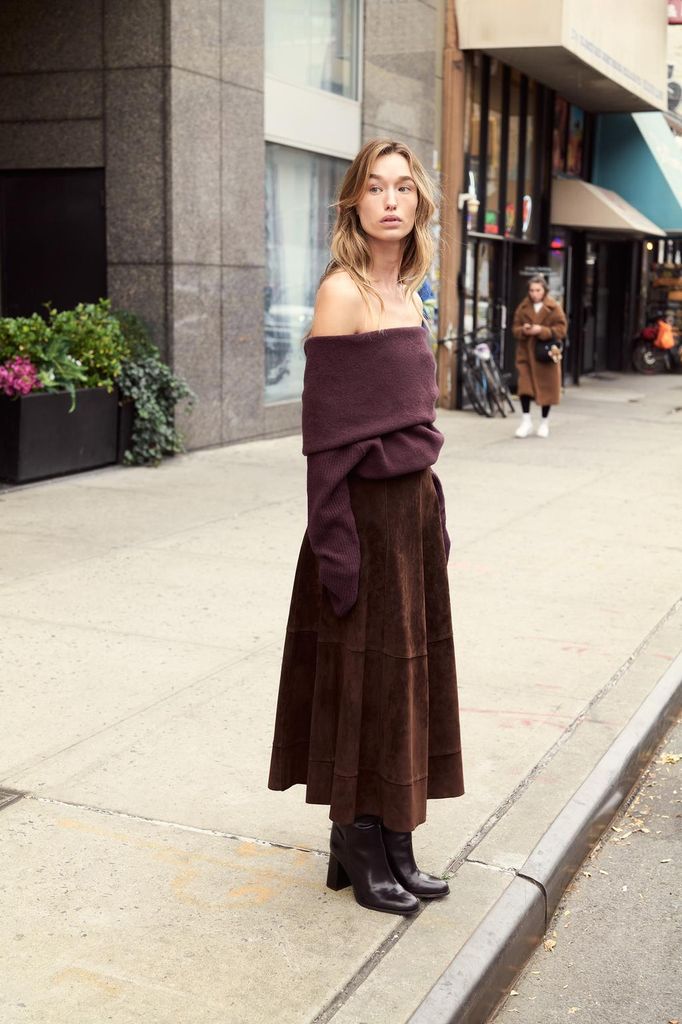 Jersey Bardot de punto en color vino, de Zara