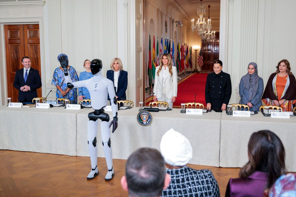 Como se ve en estas imágenes, tanto la princesa marroquí como la jequesa emiratí ocuparon un lugar en la mesa de Melania Trump en un evento al que se invitaron a 45 mujeres