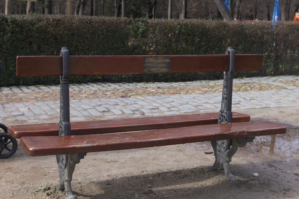 El banco en memoria de Verónica Echegui en el parque de El Retiro de Madrid