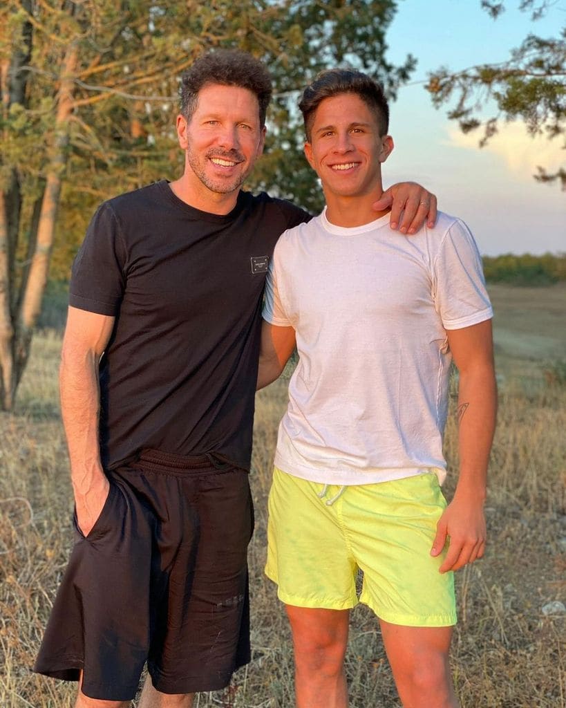 Plano medio del Cholo Simeone y su hijo Giuliano