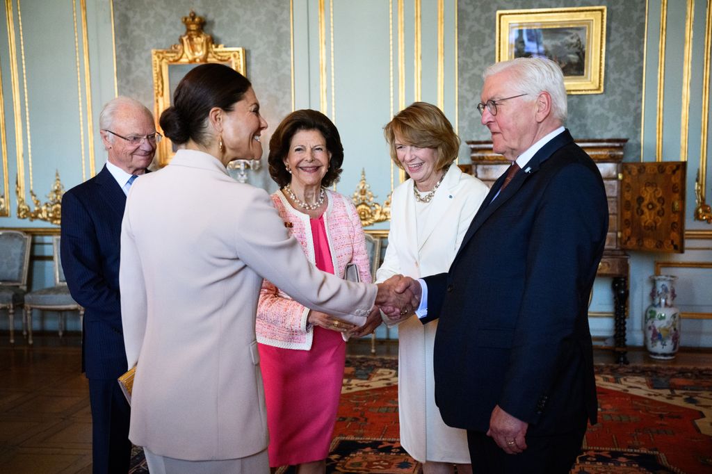 La princesa Victoria estrecha la mano de Frank-Walter Steinmeier