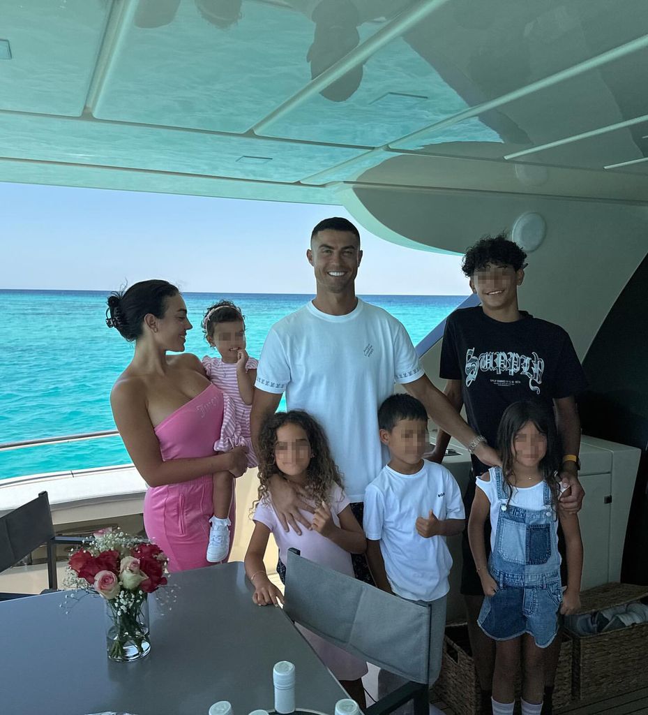 Cristiano y Georgina con sus hijos en el barco en verano de 2026