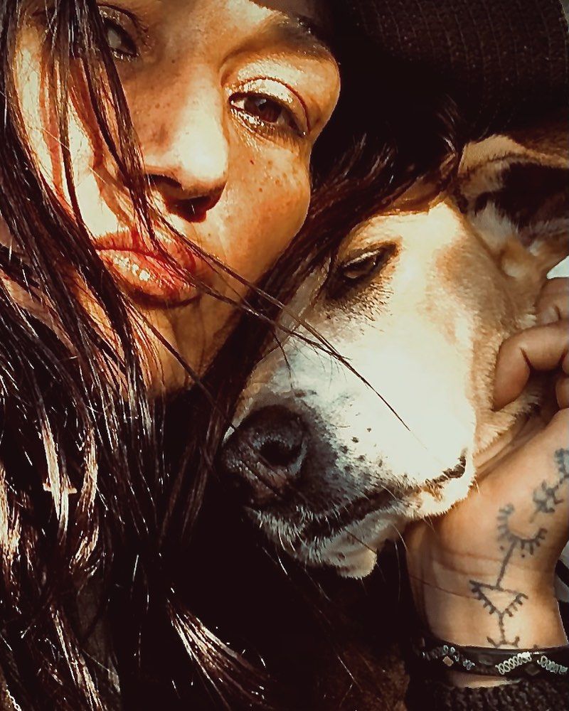 Nadia Acimi con su perro, en unas de las pocas imágenes personales que comparte en su cuenta de Instagram