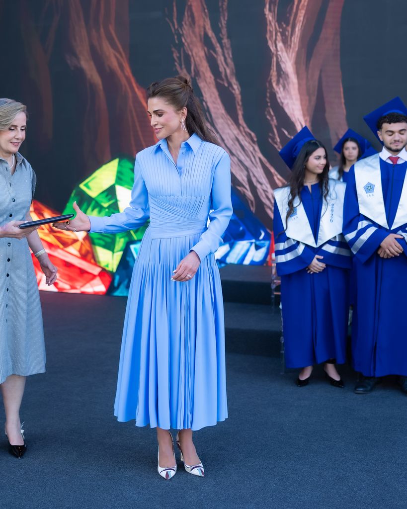Rania de Jordania con vestido azul en Ammán.