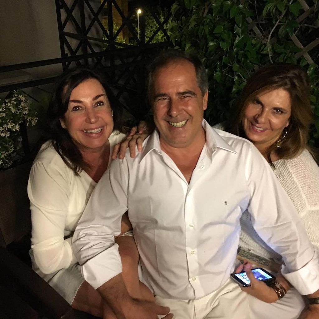 Carmen Martínez-Bordiú, con Blanca Carrillo de Albornoz y el hermano mayor de ésta, José Miguel, vizcondesa de Torre Hidalgo