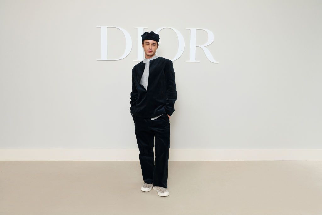 Pol Granch luce un conjunto en negro con efecto velvet, 'sneakers' y boina. 