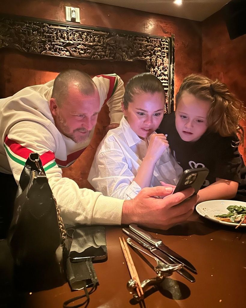 Brian Teefey con Selena Gomez y su hermana Gracie. 