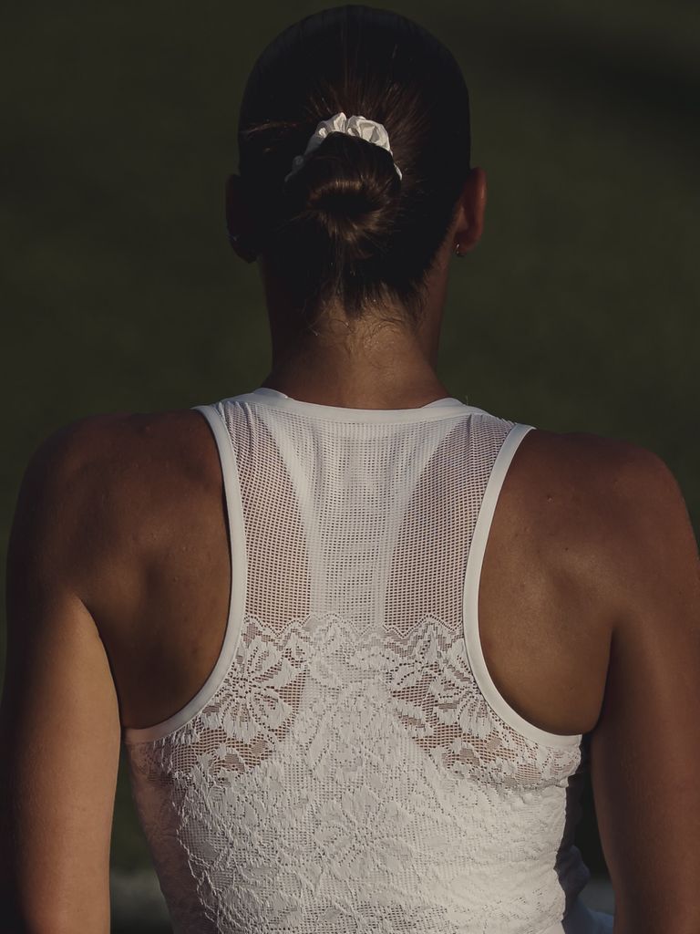 Su confección ligera y deportiva la hace perfecta para competir.