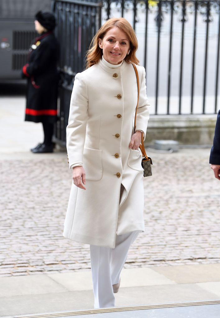Geri Halliwell vistiendo de blanco, su color favorito. 