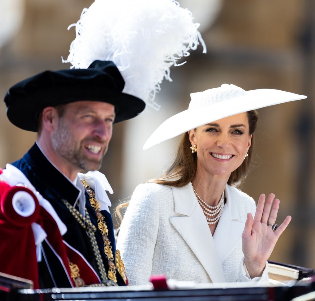 Estaba anunciando que la princesa de Gales haría el recorrido en carruaje con su esposo, el príncipe William.