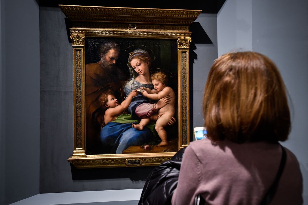 La Madonna della Rosa, atribuida a Rafael, se expone en el Museo del Prado y ha sido objeto de debate histórico tras un análisis con inteligencia artificial que cuestiona la autoría de uno de sus rostros