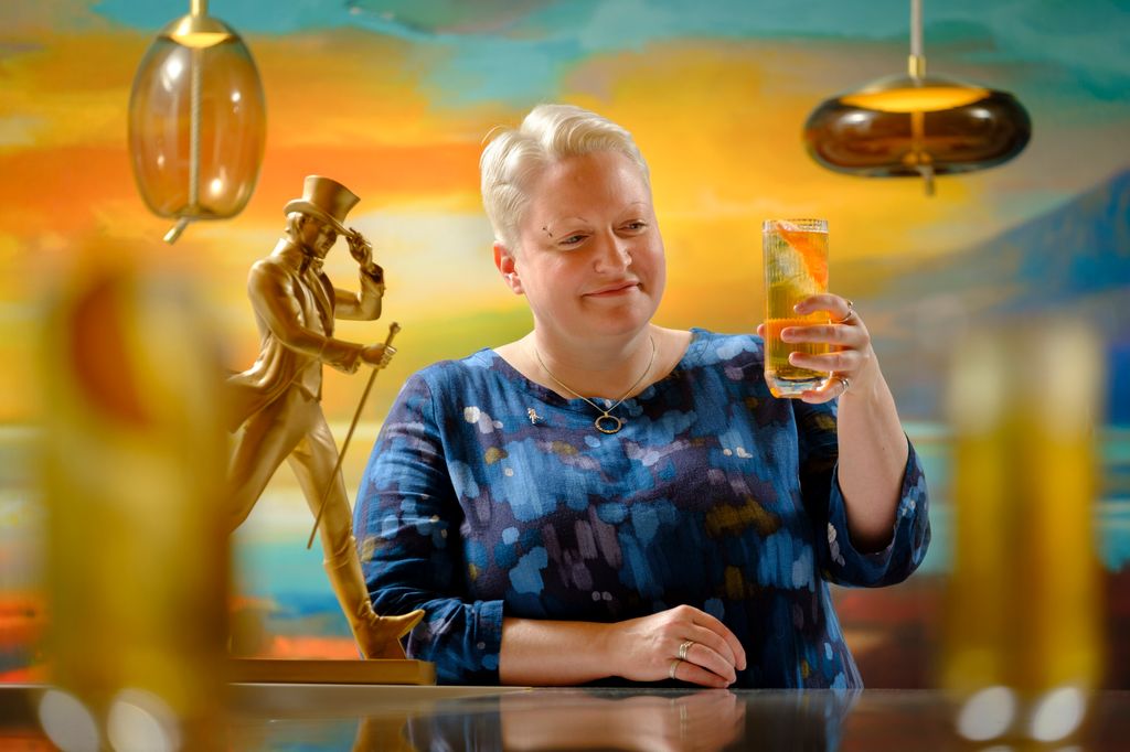La Dra. Emma Walker se une a un grupo reducido y selecto de personas –y se convierte en la primera mujer– en asumir el codiciado puesto de *Master Blender* en los 200 años de historia de Johnnie Walker