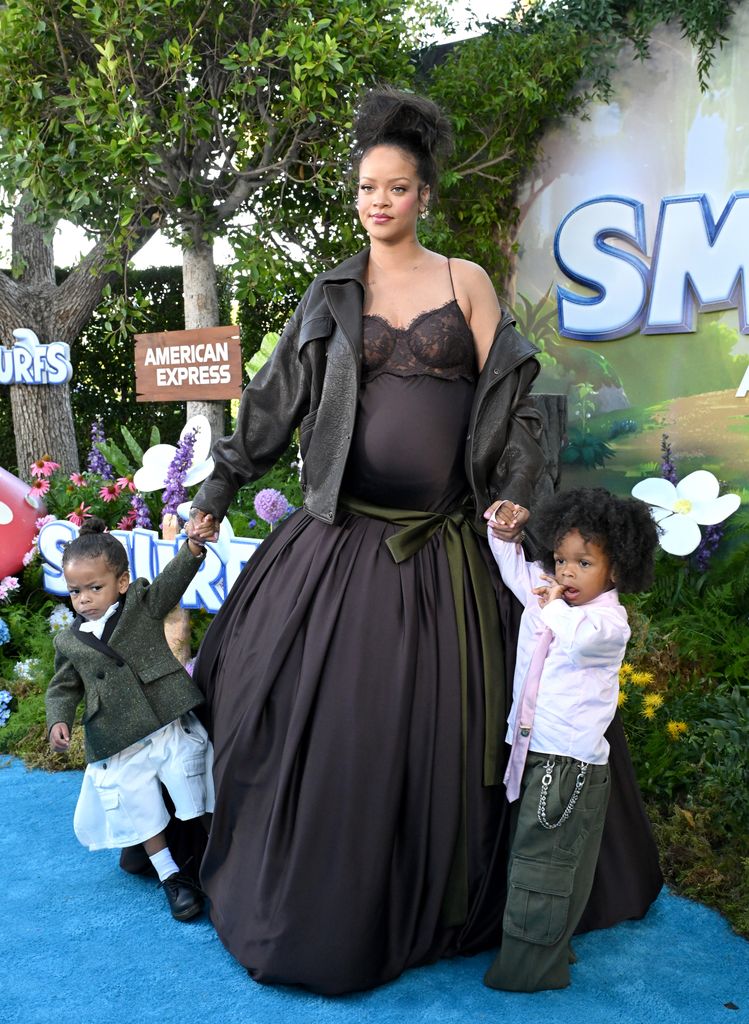 Rihanna asistió a la premier de "Smurfs" con sus hijos Riot Rose Mayers y RZA Athelston Mayers en Los Ángeles. 