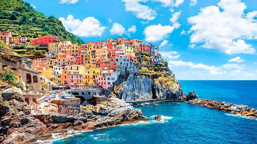 Manarola, un pueblo colgado sobre el mar en Cinque Terre, Italia