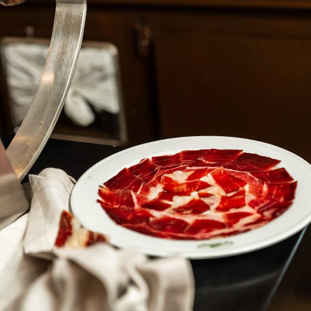 Tapeo y cocina andaluza desde 1985 es lo que propone El Espigón, entre cuyos platos destaca el jamón ibérico.