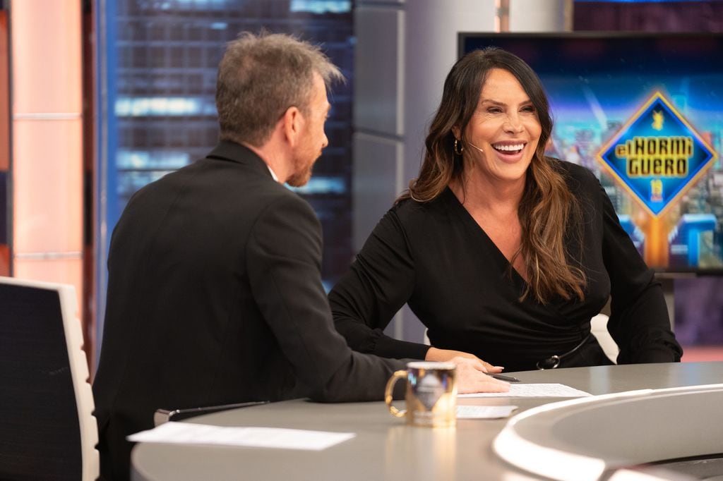 Plano medio de Pablo Motos y Karla Sofía Gascón en El Hormiguero