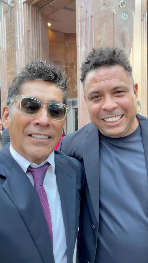 Jorge Campos con Ronaldo, otra de las grandes leyendas del fútbol. 
