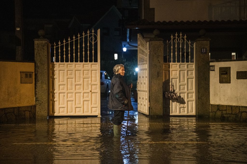 Calles anegadas en O Santo (Pontevedra) tras el paso del temporal: rachas de viento de hasta 146 km/h y más de 53 litros por metro cuadrado en pocas horas, según MeteoGalicia