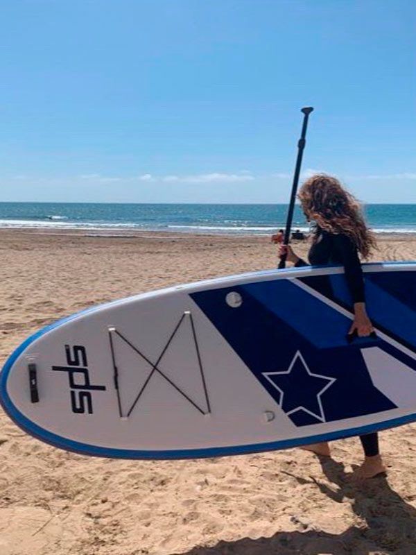 Shakira con tabla de paddle