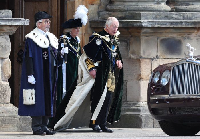 Los Reyes Carlos y Camilla con túnicas en la coronación de Escocia